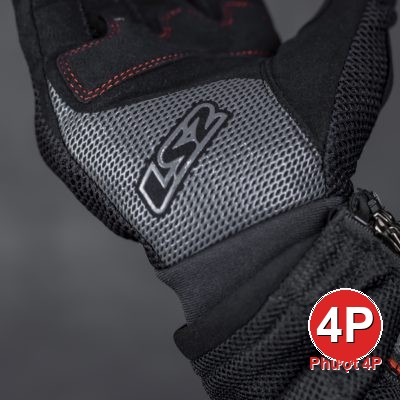 Lòng bàn tay được phủ thêm lớp silicon dạng lưới tăng độ bám